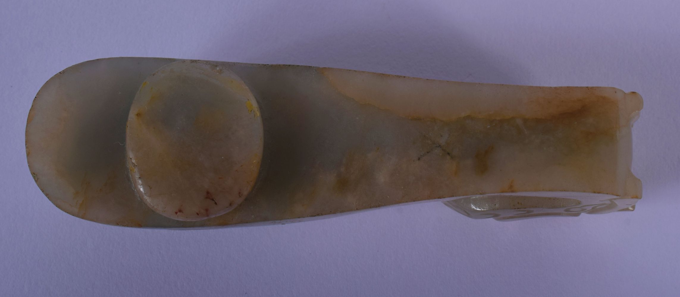 A 19TH CENTURY CHINESE CARVED GREENISH WHITE JADE BELT HOOK Qing, overlaid with an oval motif. 8.5 c - Bild 4 aus 11