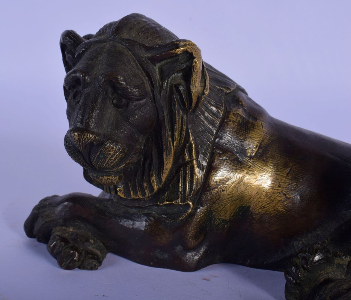 A 17TH/18TH CENTURY EUROPEAN BRONZE FIGURE OF A RECLINING LION modelled looking solemn. 18 cm x 9 cm - Image 4 of 6