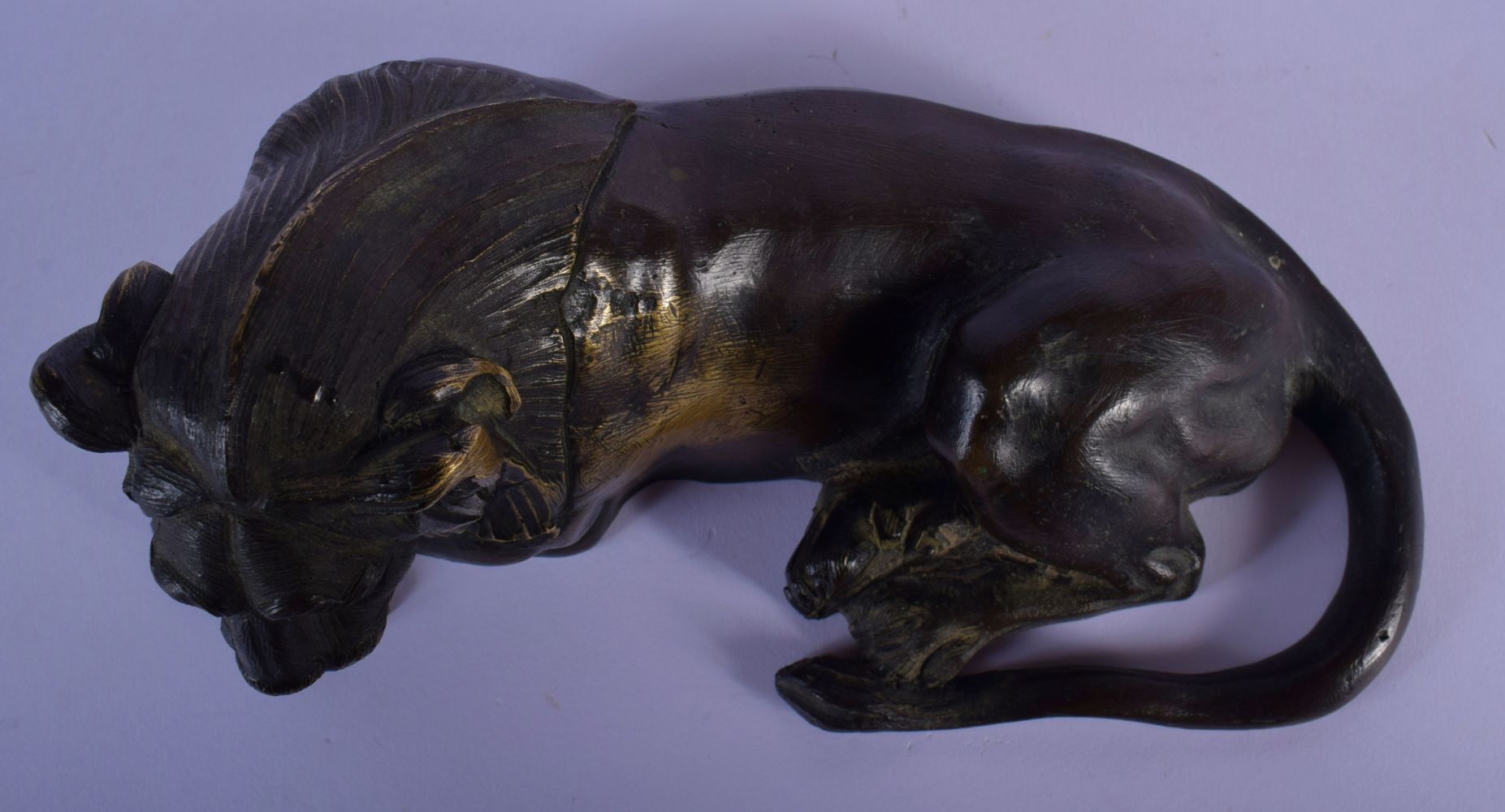 A 17TH/18TH CENTURY EUROPEAN BRONZE FIGURE OF A RECLINING LION modelled looking solemn. 18 cm x 9 cm - Image 5 of 6