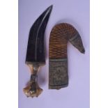 AN EARLY 20TH CENTURY OMANI MIDDLE EASTERN CARVED HORN HANDLED JAMBIYA DAGGER with inscription to bl