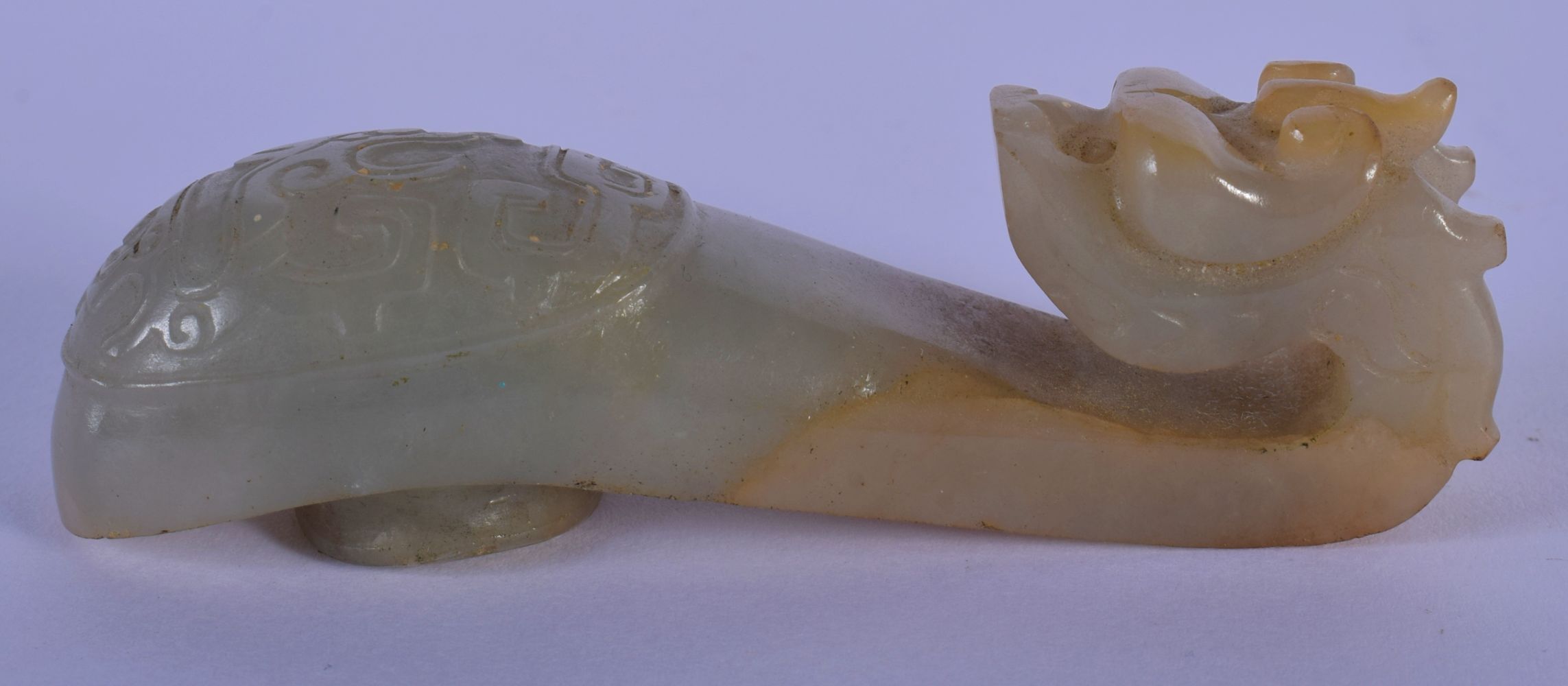 A 19TH CENTURY CHINESE CARVED GREENISH WHITE JADE BELT HOOK Qing, overlaid with an oval motif. 8.5 c - Bild 2 aus 11