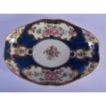 AN 18TH CENTURY WORCESTER BLUE SCALE OVAL TUREEN DISH STAND painted with flowers. 24 cm x 18 cm.