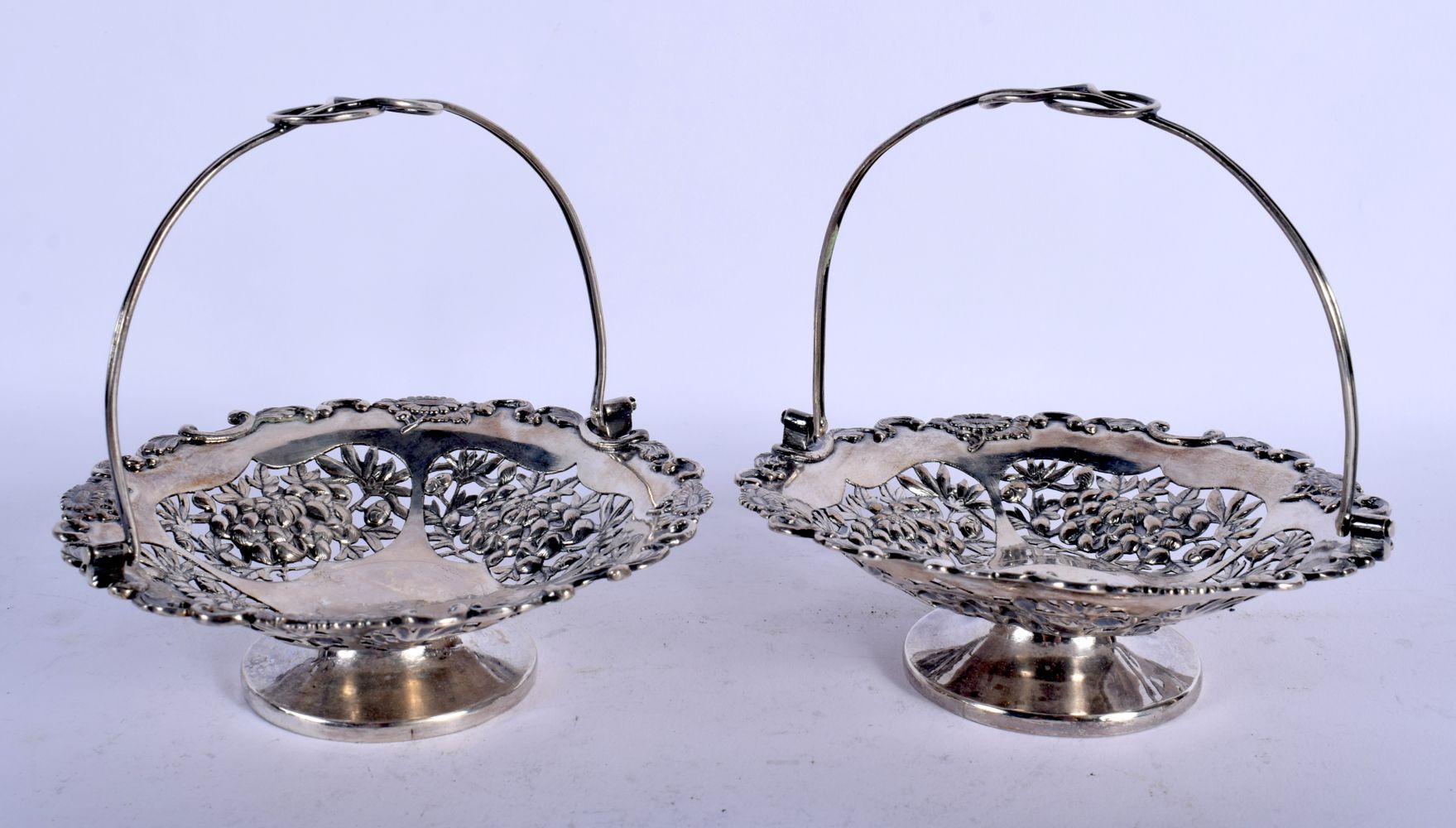 A PAIR OF 19TH CENTURY CHINESE EXPORT ZEEWO SILVER BASKETS. 185 grams. 11 cm x 3.5 cm. - Bild 2 aus 5