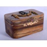 CONTINENTAL AGATE BOX AND COVER WITH GOLD AND DIAMOND FITTINGS. 7.1cm x 4.5cm x 3.7cm, weight 104.6