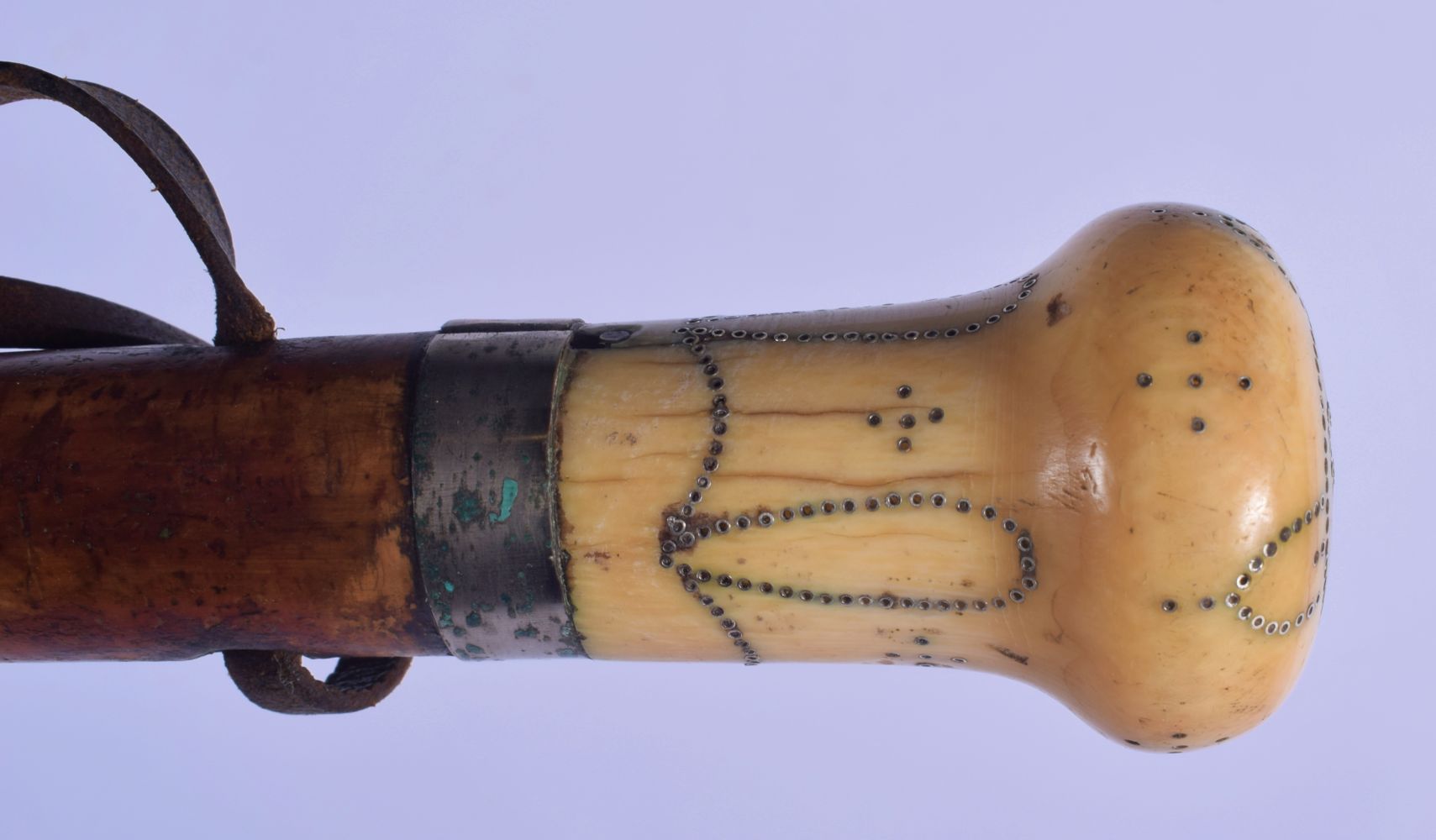 AN EARLY 18TH CENTURY CARVED IVORY PIQUE WORK SILVER INLAID IVORY WALKING CANE C1701. 85 cm long. - Image 3 of 5