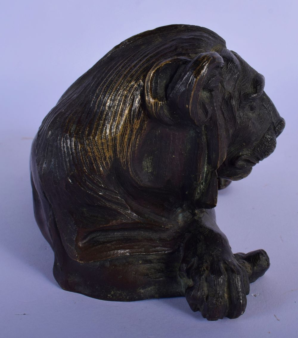 A 17TH/18TH CENTURY EUROPEAN BRONZE FIGURE OF A RECLINING LION modelled looking solemn. 18 cm x 9 cm - Image 3 of 6