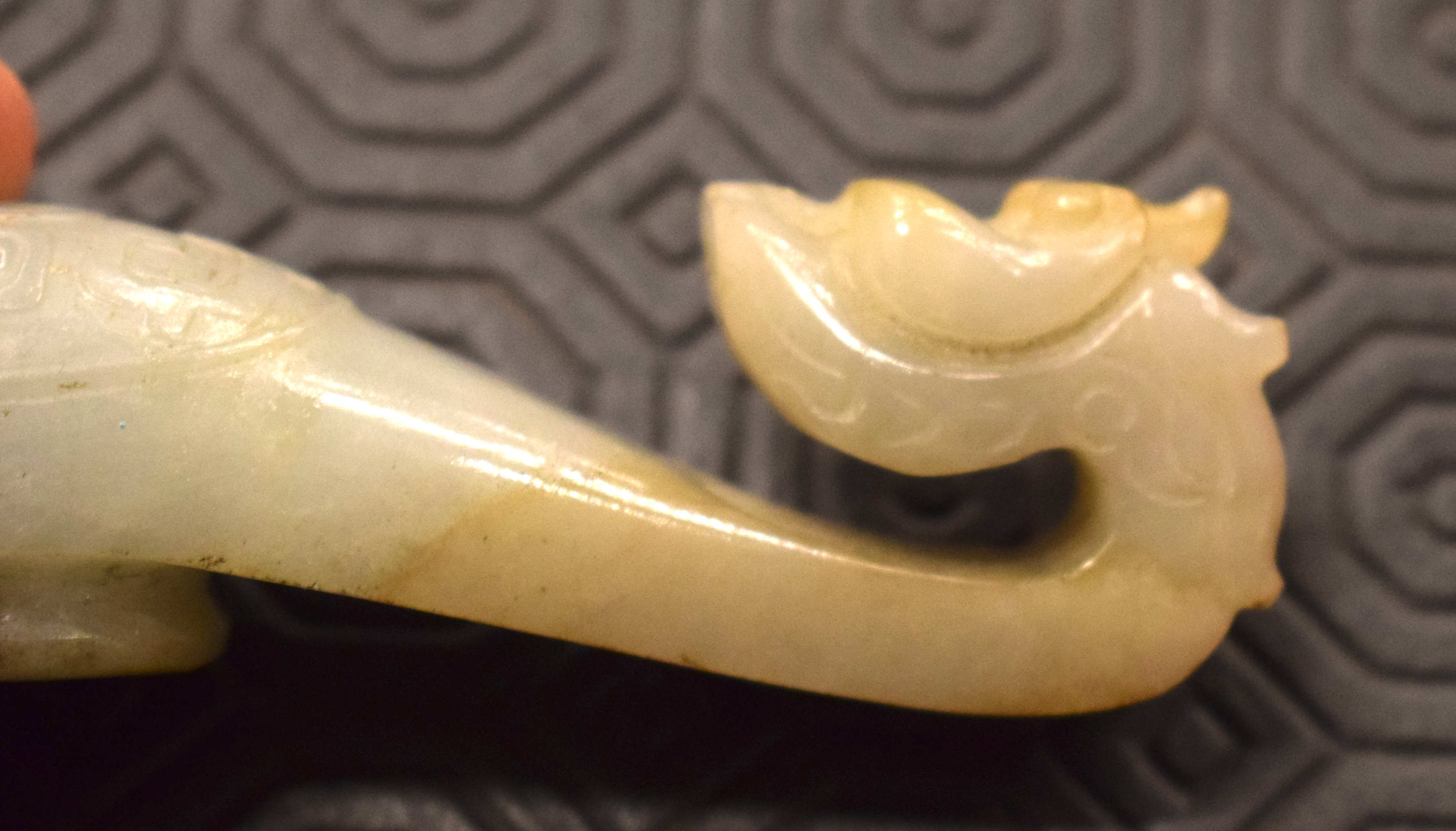 A 19TH CENTURY CHINESE CARVED GREENISH WHITE JADE BELT HOOK Qing, overlaid with an oval motif. 8.5 c - Bild 7 aus 11