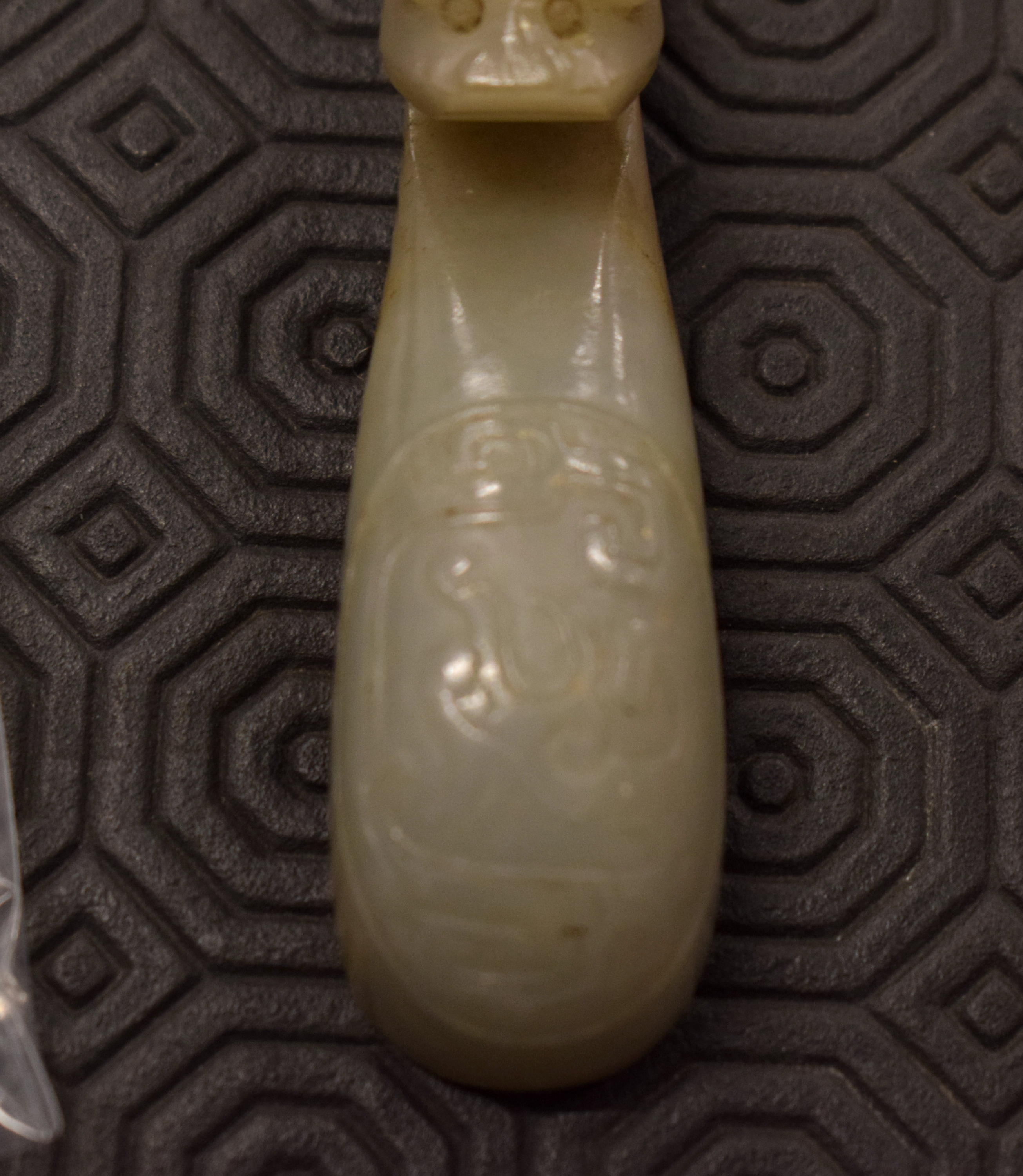 A 19TH CENTURY CHINESE CARVED GREENISH WHITE JADE BELT HOOK Qing, overlaid with an oval motif. 8.5 c - Bild 5 aus 11