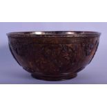A 17TH/18TH CENTURY CHINESE CARVED COCONUT BOWL Qing, decorated with circular roundels. 11.5 cm diam