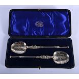 A PAIR OF ANTIQUE SILVER SPOONS. Birmingham 1901. 142 grams. 22 cm x 5 cm.