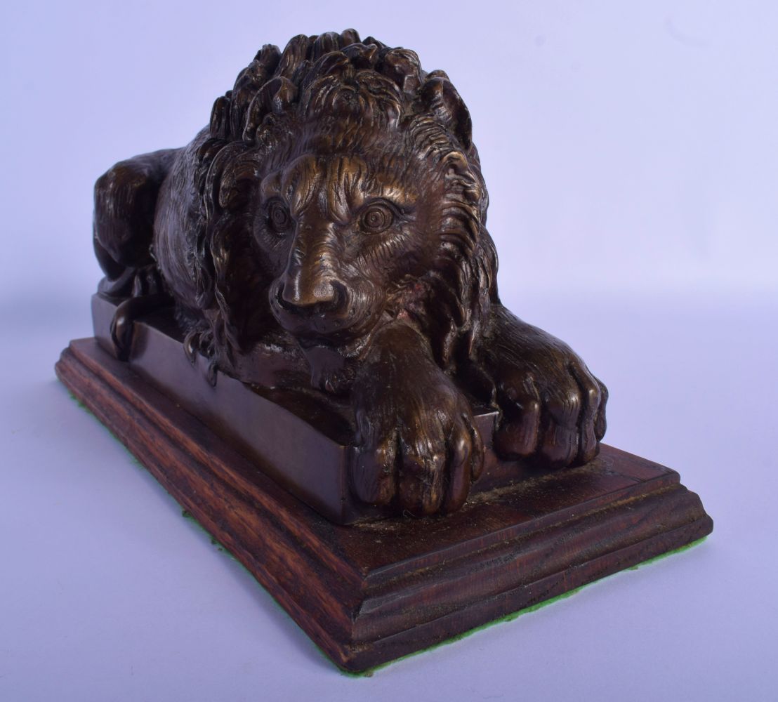 AN EARLY 20TH CENTURY EUROPEAN BRONZE FIGURE OF A SLEEPING LION After the Antiquity, modelled upon a - Image 3 of 5