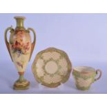 EARLY 20TH C. ROYAL WORCESTER TWO HANDLED VASE PAINTED WITH FLOWERS ON A BLUSH IVORY AND GREEN GROUN