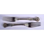 A PAIR OF GEORGIAN QUEENS PATTERN WITH OYSTER BACK TABLE FORKS BY JONATHAN HAYNE. Hallmarked London