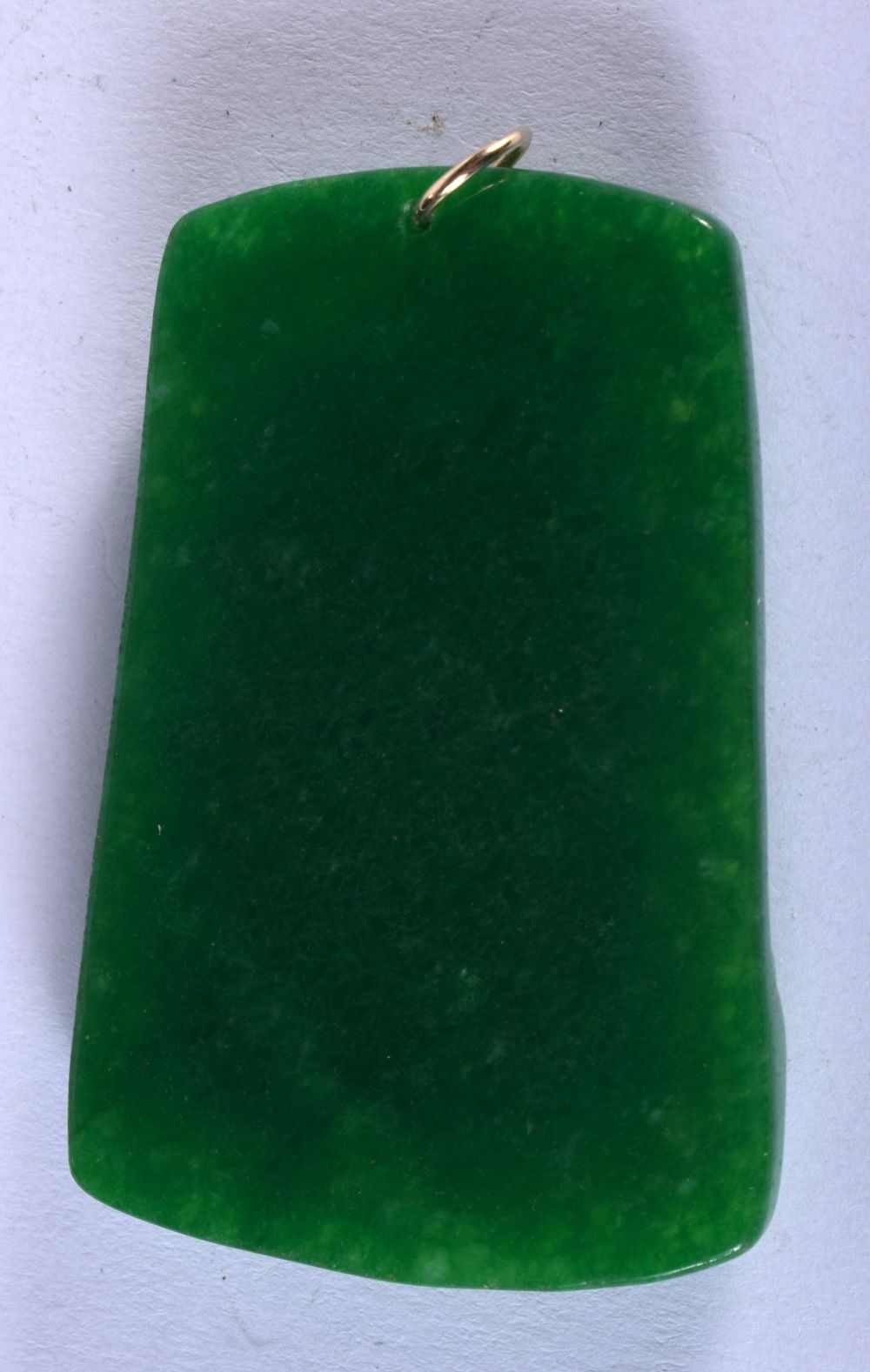 A CHINESE JADE PENDANT CARVED WITH AN IMMORTAL. 6.4cm x 4.2cm, weight 42g - Bild 2 aus 2