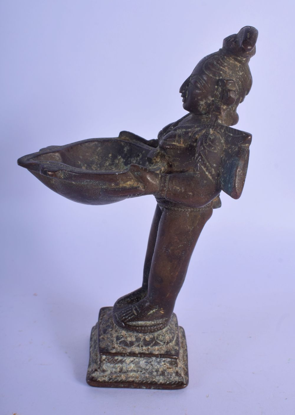 A 17TH/18TH CENTURY INDIAN BRONZE FIGURE OF A STANDING BUDDHIST DEITY modelled with a bird holding a - Image 2 of 8