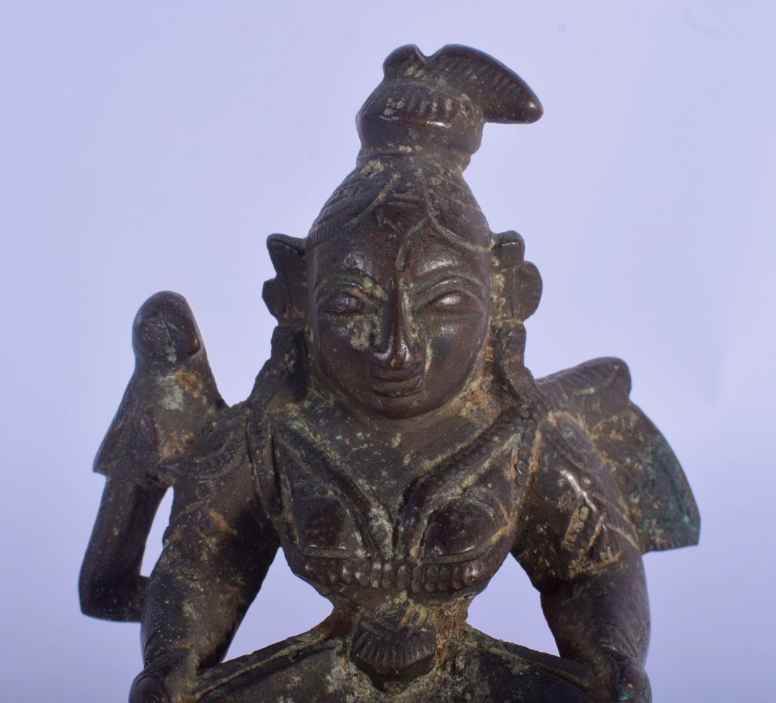 A 17TH/18TH CENTURY INDIAN BRONZE FIGURE OF A STANDING BUDDHIST DEITY modelled with a bird holding a - Image 5 of 8