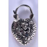 A SILVER AND AGATE PADLOCK. Stamped Silver, 3.6cm x 2.2cm, weight 8.8g
