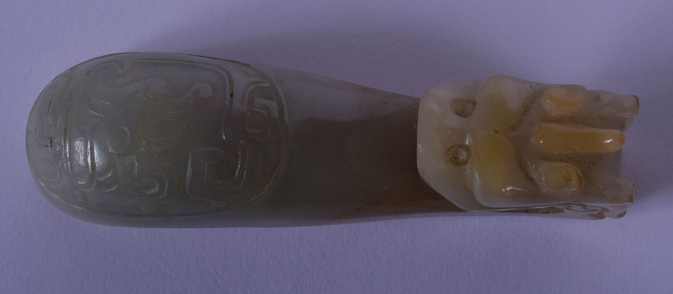 A 19TH CENTURY CHINESE CARVED GREENISH WHITE JADE BELT HOOK Qing, overlaid with an oval motif. 8.5 c - Bild 3 aus 11