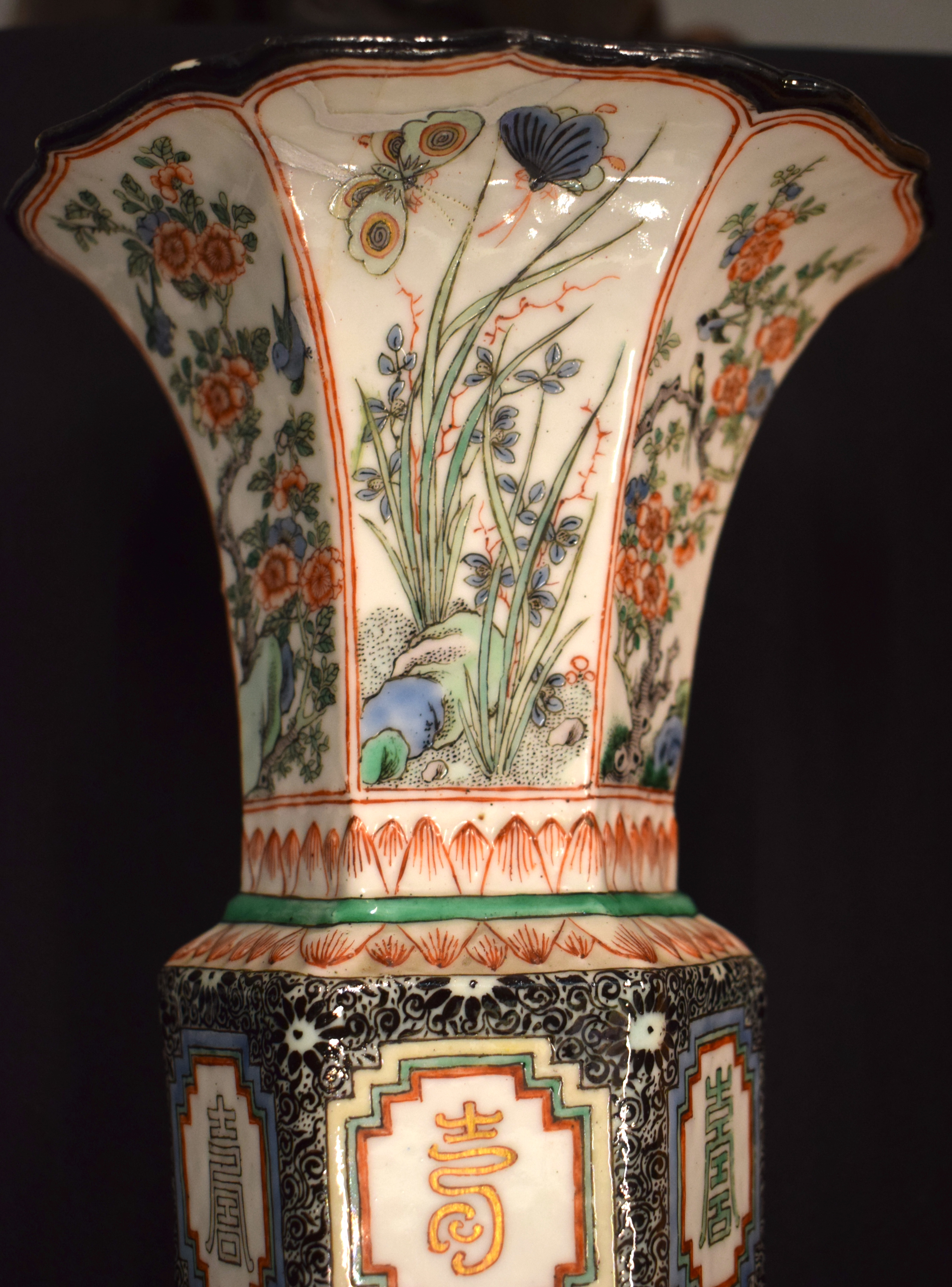 A LARGE 17TH/18TH CENTURY CHINESE FAMILLE VERTE PORCELAIN GU SHAPED BEAKER VASE Kangxi. 32 cm x 10 c - Image 12 of 20