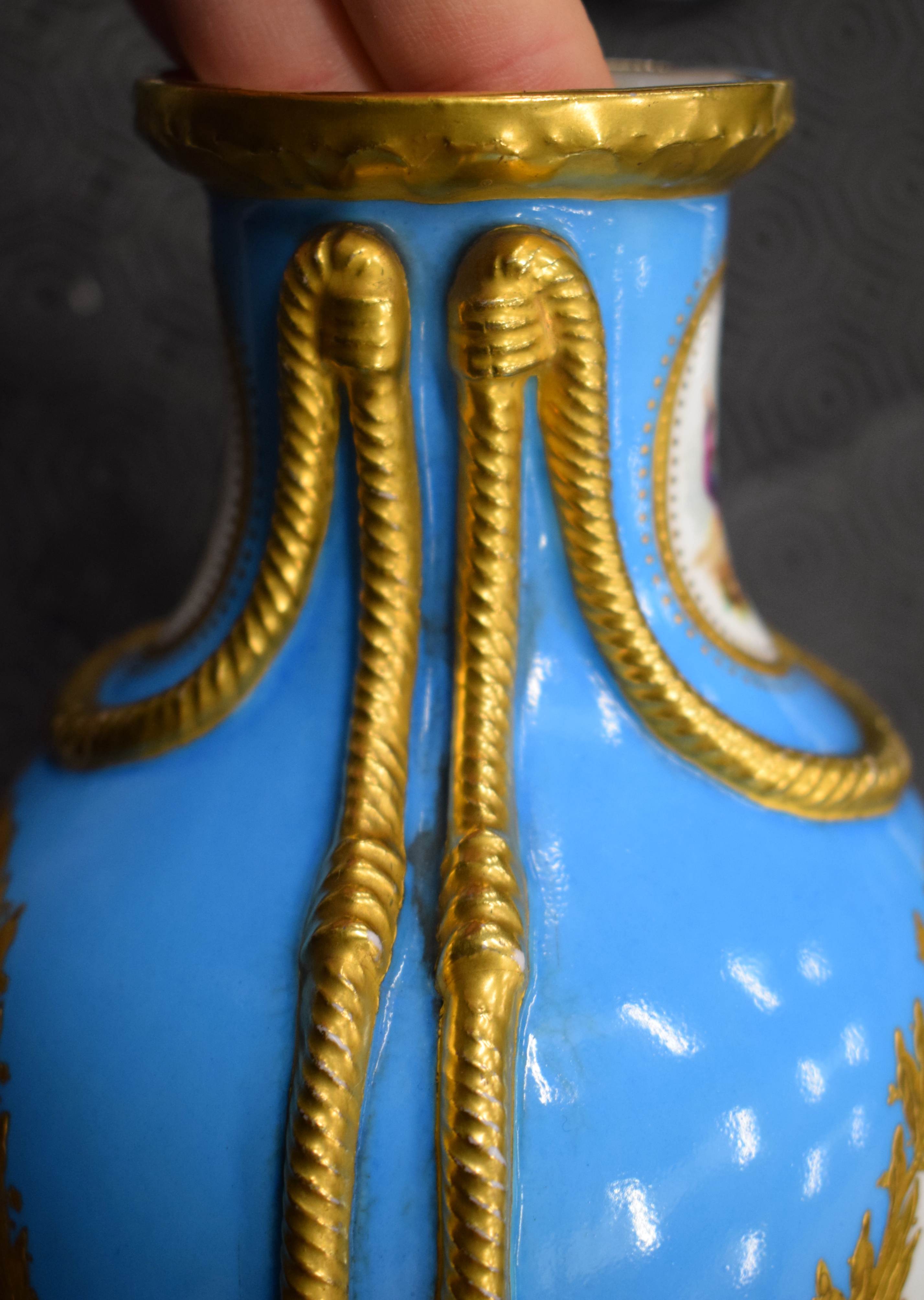 A GOOD PAIR OF 19TH CENTURY ENGLISH PORCELAIN SEVRES STYLE VASES AND COVERS Minton or Coalport, pain - Image 31 of 50