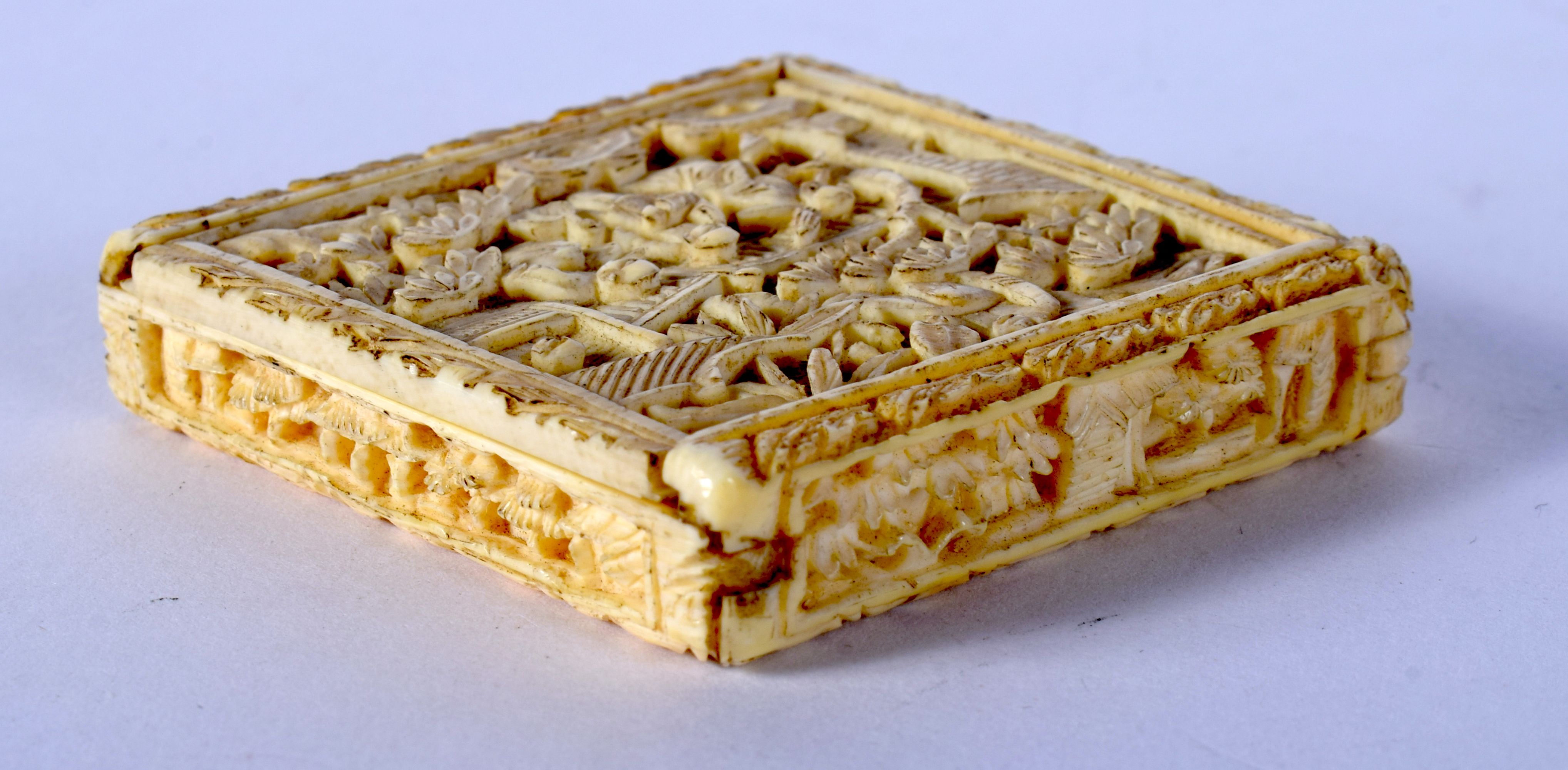 A 19TH CENTURY CHINESE CANTON IVORY BOX AND COVER. 34 grams. 5.5 cm square. - Image 3 of 6