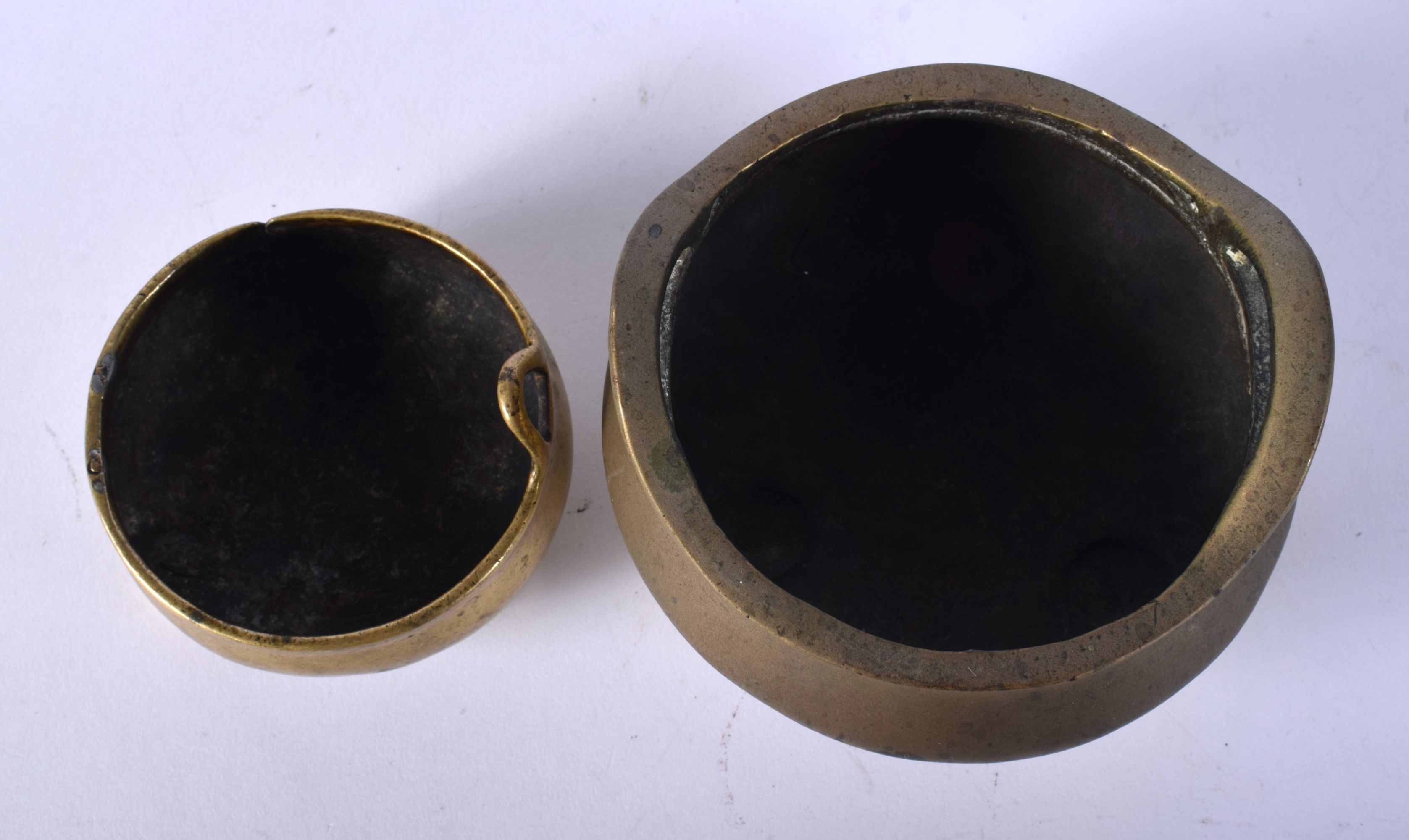 TWO 19TH CENTURY CHINESE BRONZE CENSERS. Largest 8.25 cm wide. (2) - Image 4 of 5