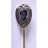 AN EDWARDIAN GOLD AND SAPPHIRE PIN. 2 grams. 7 cm long.