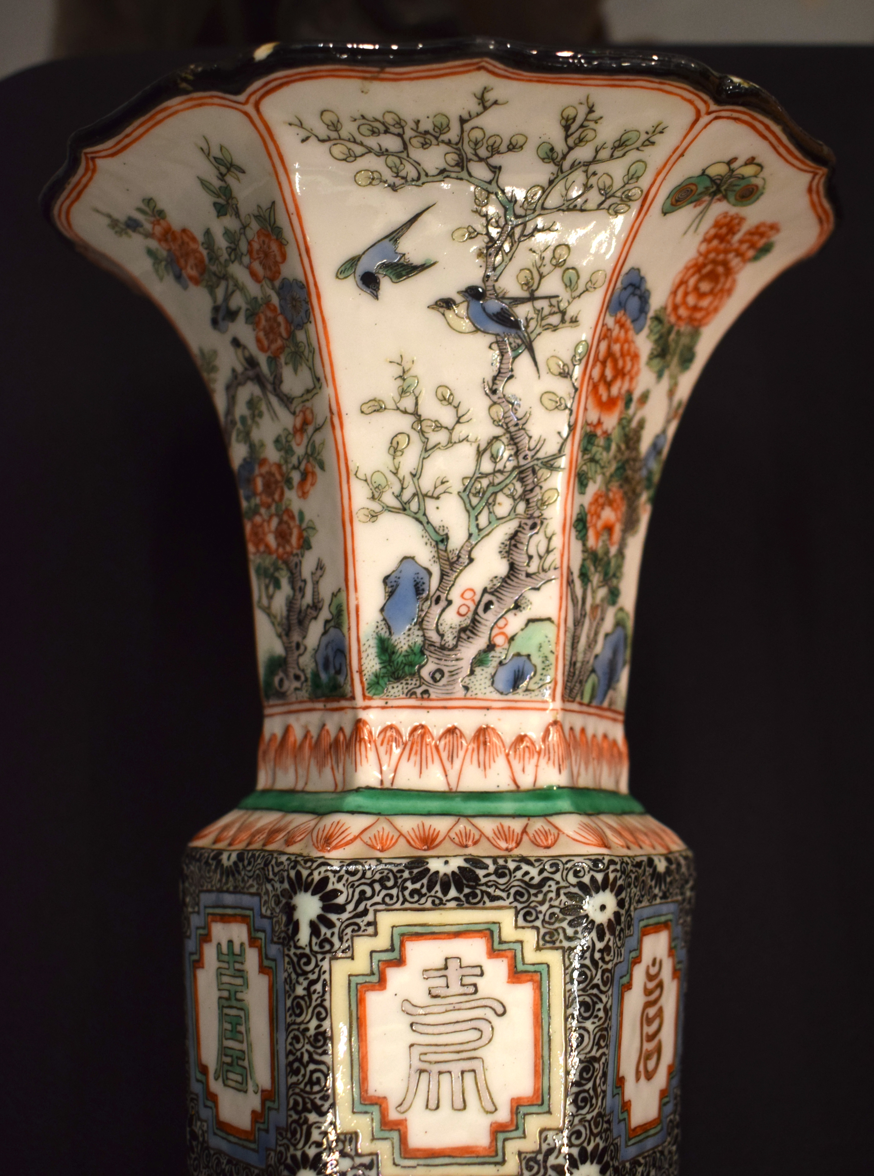 A LARGE 17TH/18TH CENTURY CHINESE FAMILLE VERTE PORCELAIN GU SHAPED BEAKER VASE Kangxi. 32 cm x 10 c - Image 15 of 20