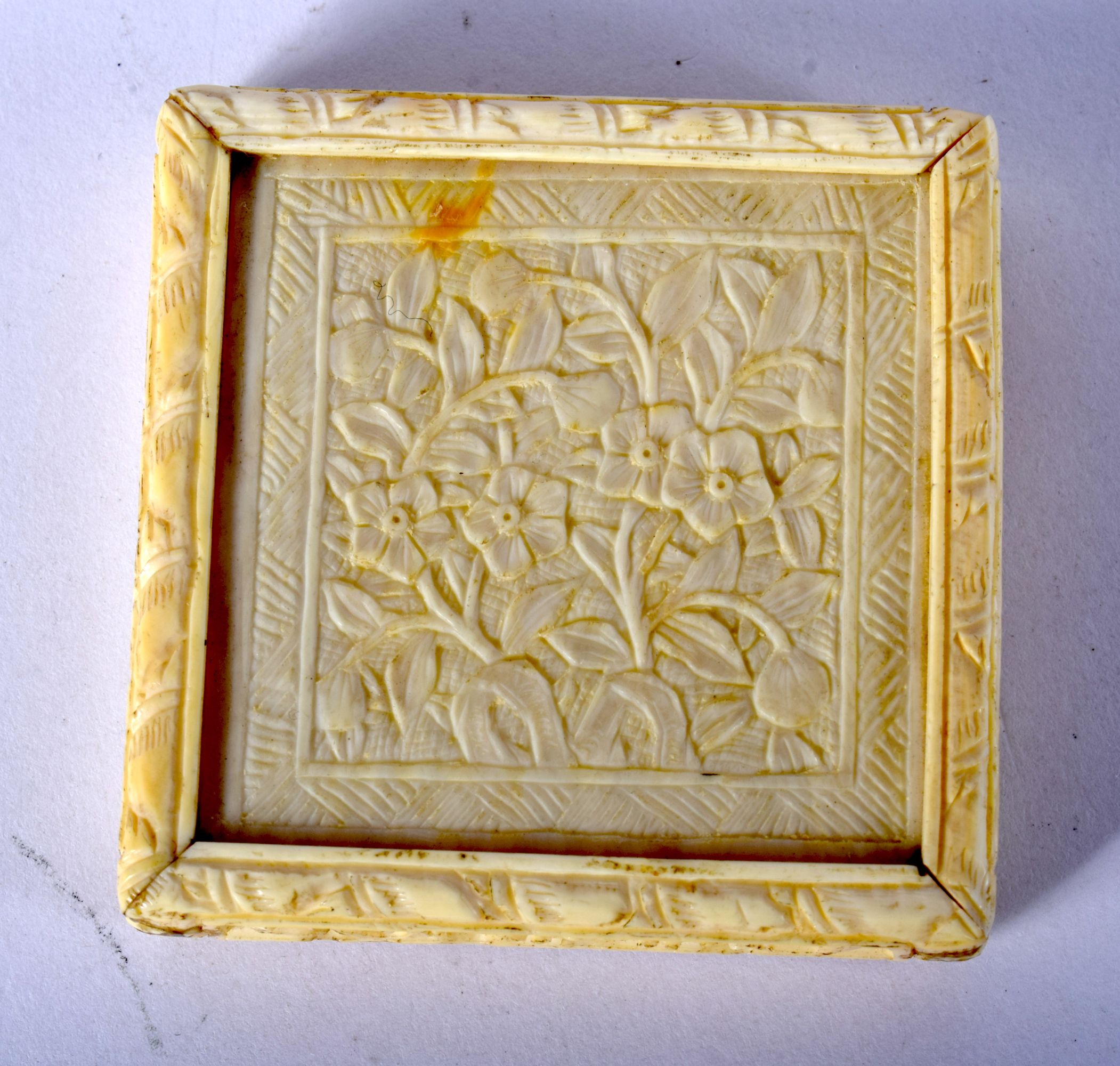 A 19TH CENTURY CHINESE CANTON IVORY BOX AND COVER. 34 grams. 5.5 cm square. - Image 4 of 6