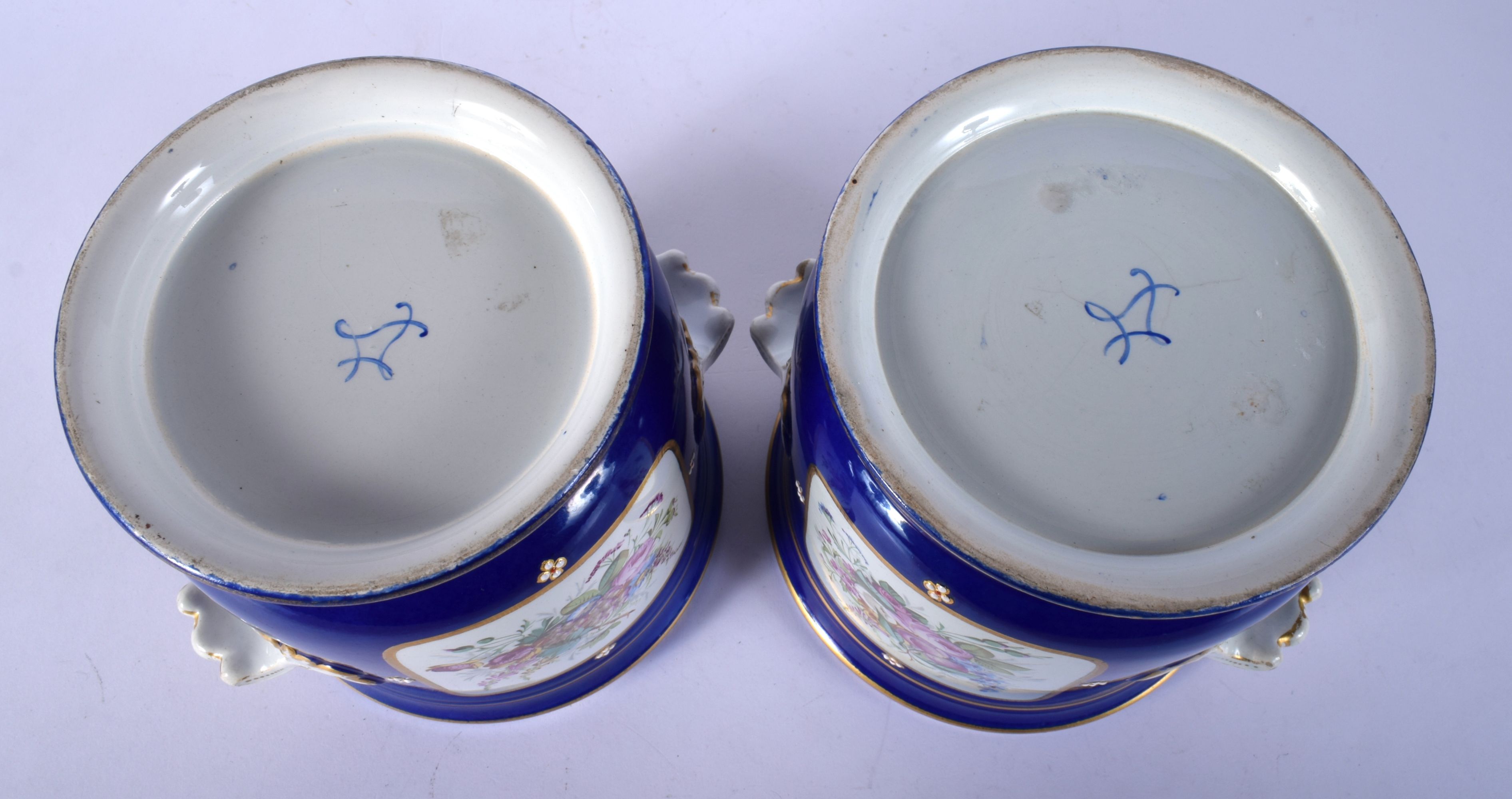 A PAIR OF 19TH CENTURY FRENCH SEVRES PORCELAIN TWIN HANDLE CACHE POT painted with lovers in landscap - Image 6 of 6