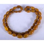 AN HORN TYPE NECKLACE. Largest bead 26 mm. Weight 86 g. Length 83 cm.