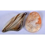 A VINTAGE HAIR CLIP TOGETHER WITH A CAMEO. Cameo 5.5 cm x 4 cm. (2)