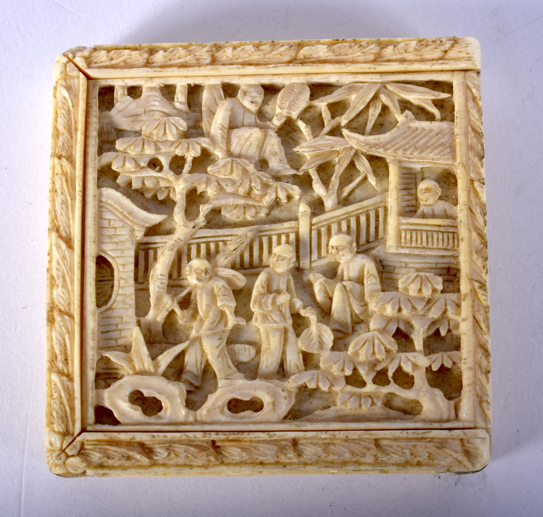 A 19TH CENTURY CHINESE CANTON IVORY BOX AND COVER. 34 grams. 5.5 cm square.