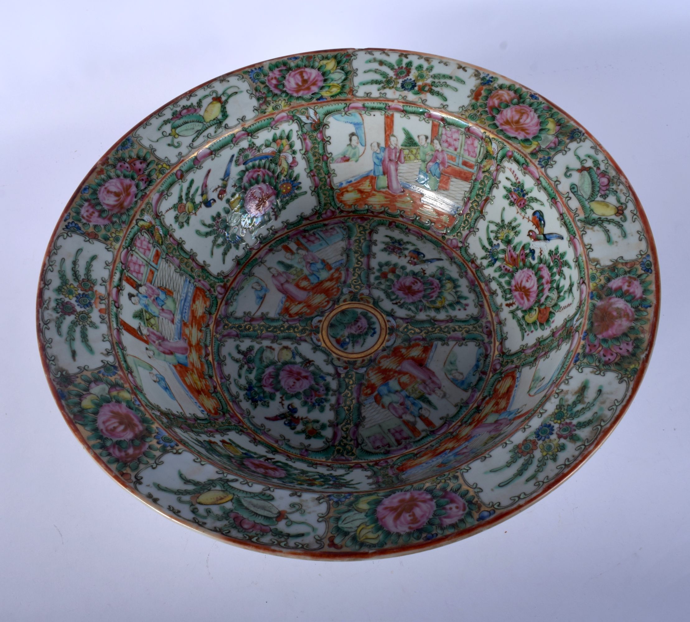 A LARGE 19TH CENTURY CHINESE CANTON FAMILLE ROSE BASIN Qing. 37 cm wide. - Image 3 of 8