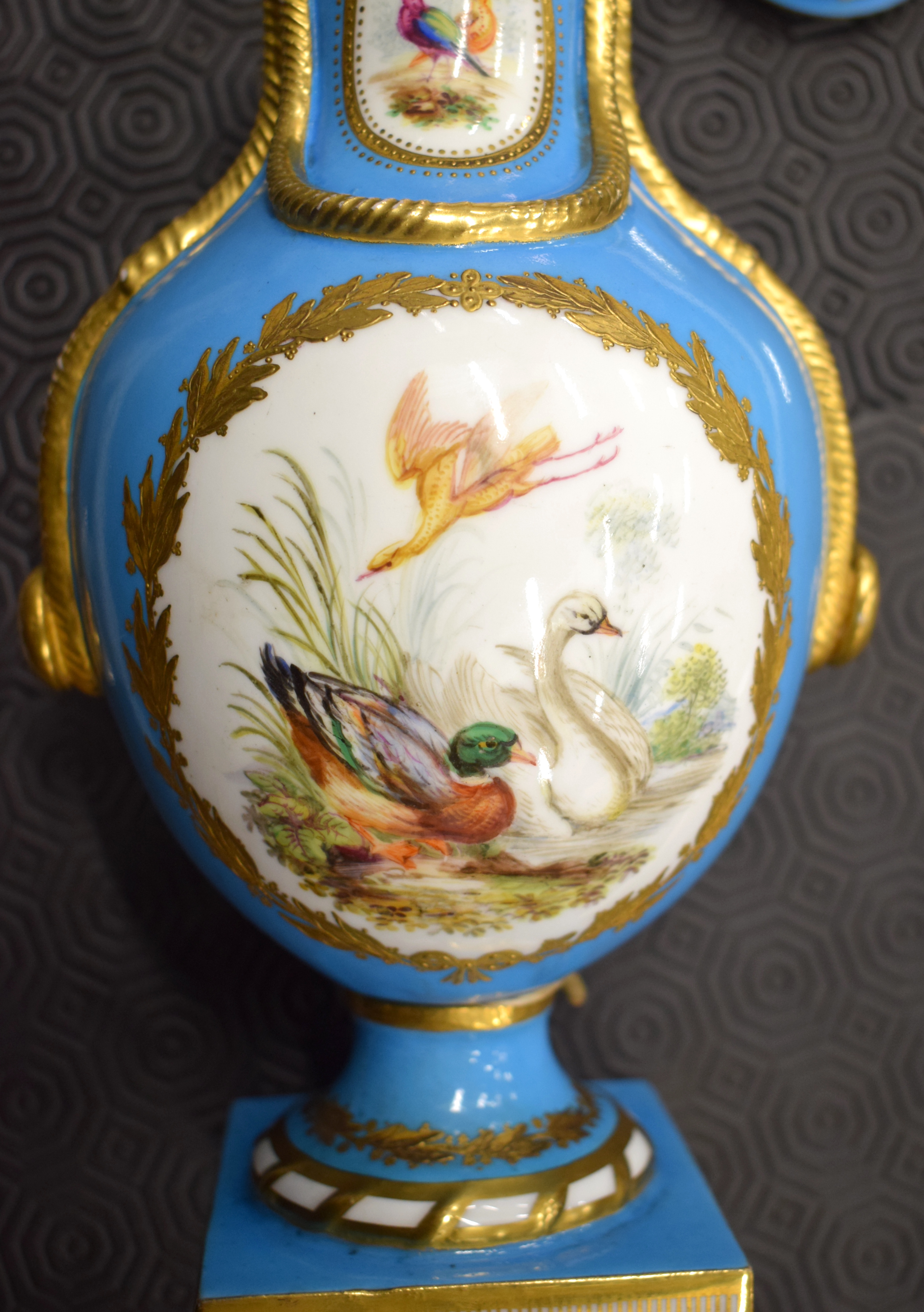 A GOOD PAIR OF 19TH CENTURY ENGLISH PORCELAIN SEVRES STYLE VASES AND COVERS Minton or Coalport, pain - Image 35 of 50