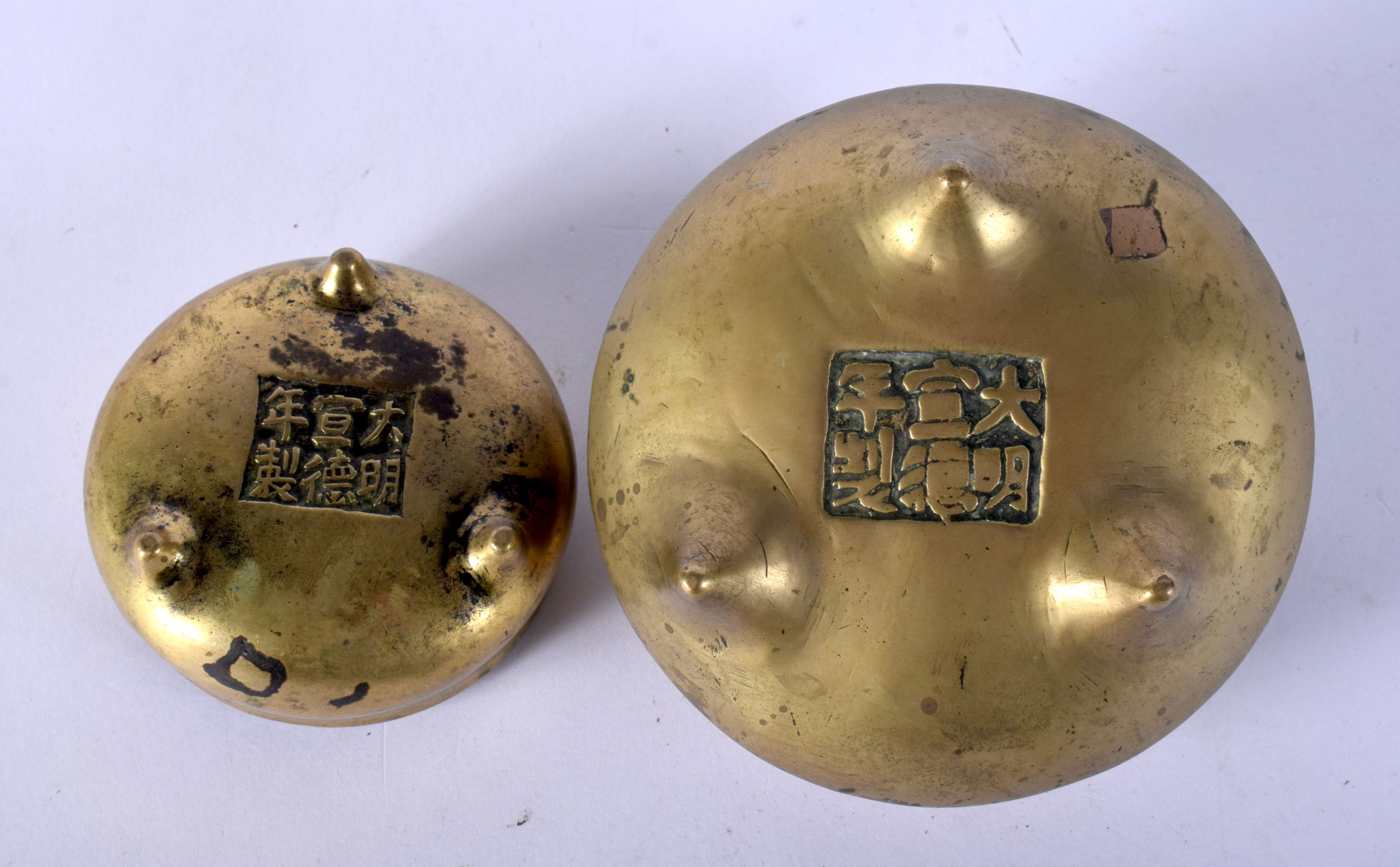 TWO 19TH CENTURY CHINESE BRONZE CENSERS. Largest 8.25 cm wide. (2) - Image 5 of 5