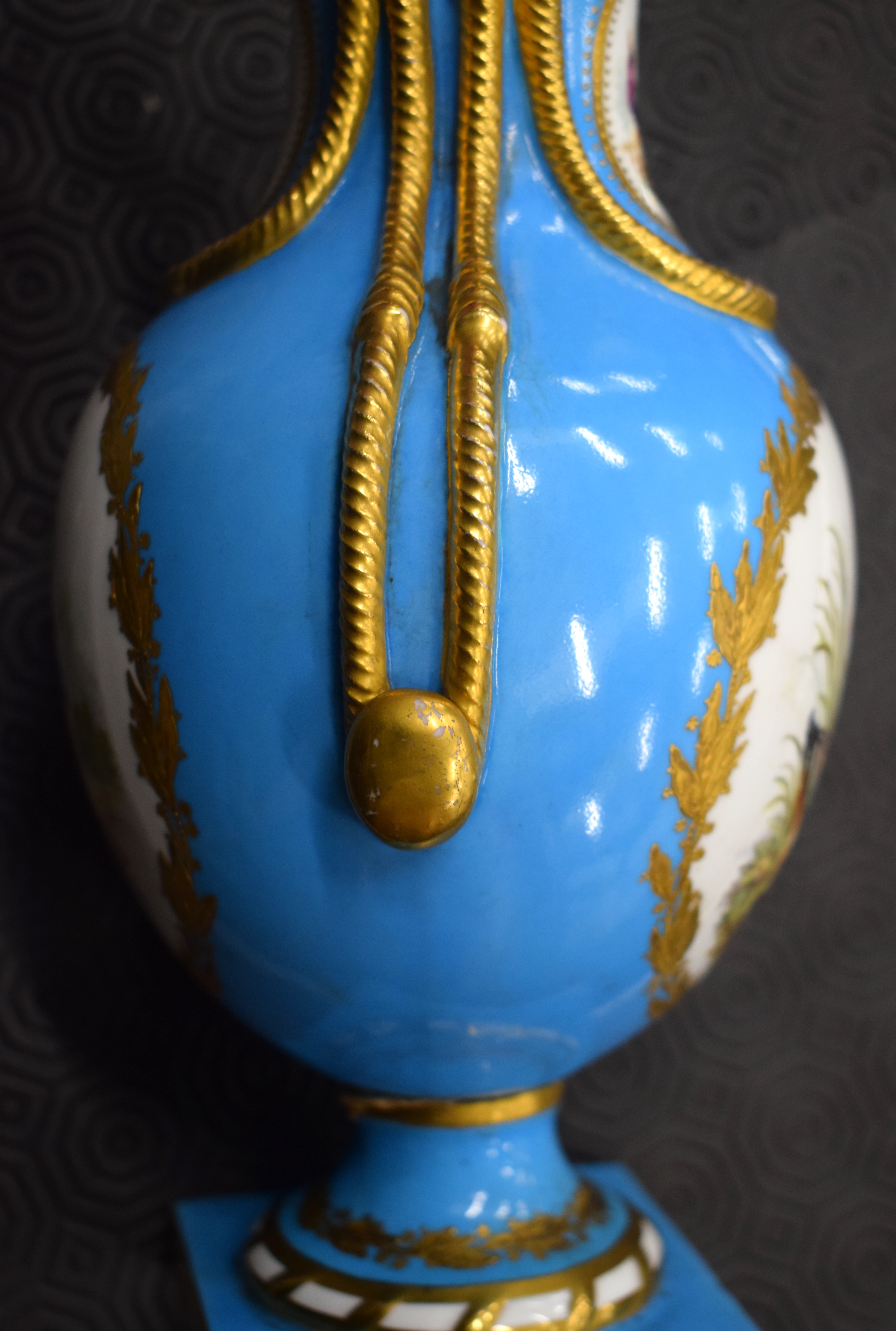 A GOOD PAIR OF 19TH CENTURY ENGLISH PORCELAIN SEVRES STYLE VASES AND COVERS Minton or Coalport, pain - Image 32 of 50