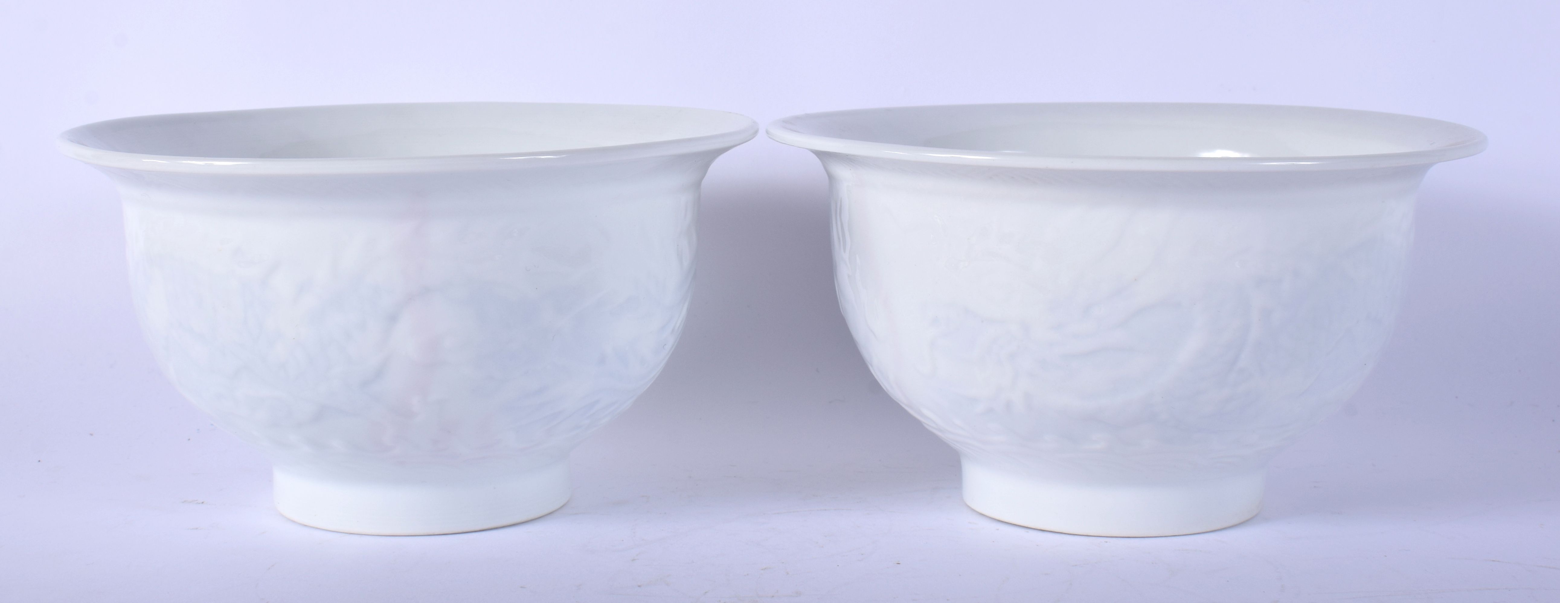 A PAIR OF CHINESE BLANC DE CHINE PORCELAIN BOWLS 20th Century, decorated with phoenix birds. 15 cm d - Image 2 of 4