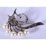 A SILVER AND PEARL BROOCH. 4.3 grams. 3.5 cm x 2.5 cm.