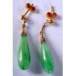 A PAIR OF EARLY 20TH CENTURY GOLD AND JADEITE EARRINGS. 5 grams. 4 cm x 0.75 cm.