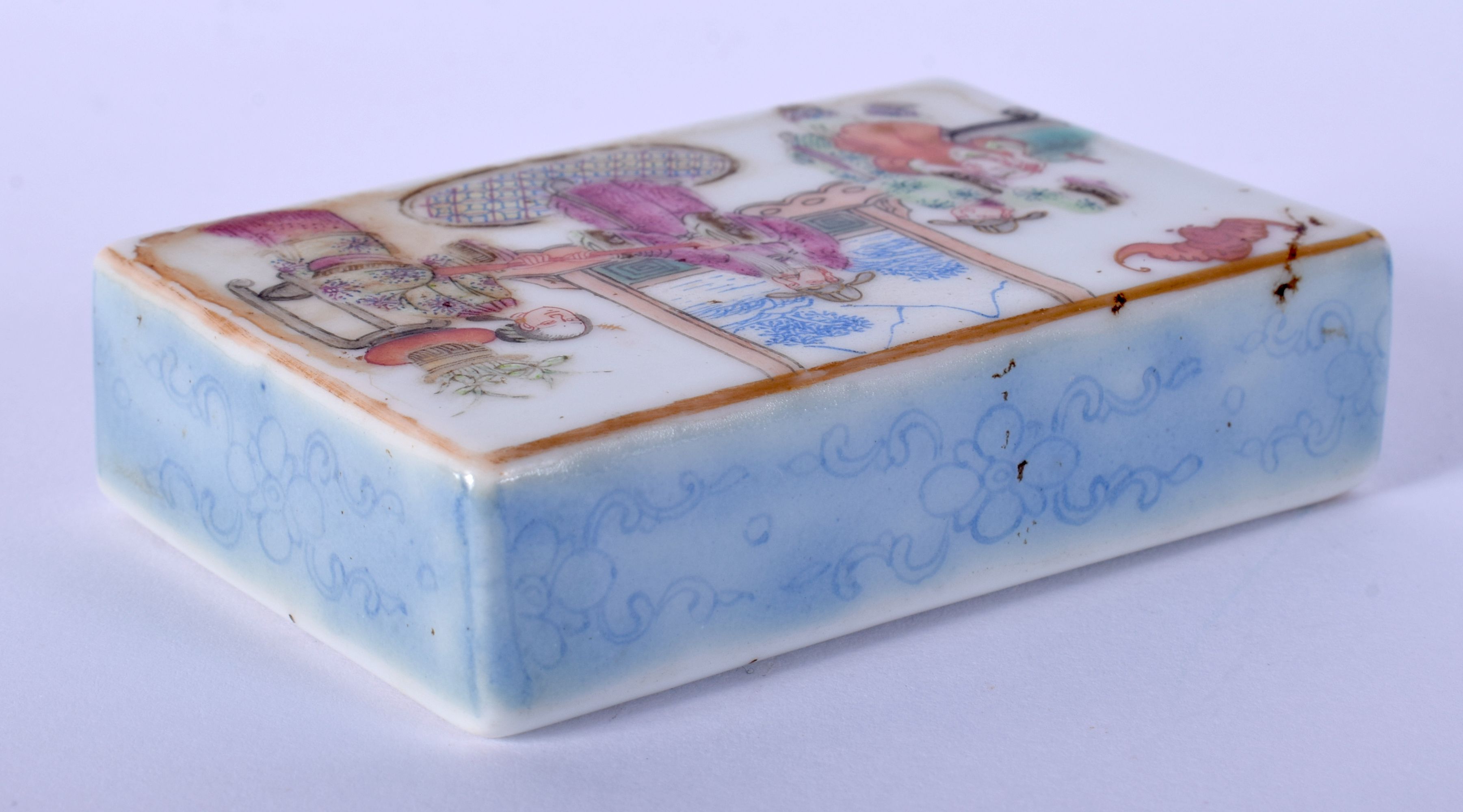 A CHINESE QING DYNASTY FAMILLE ROSE PORCELAIN SCROLL WEIGHT painted with figures within interiors. 7 - Image 3 of 4