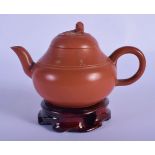 AN EARLY 20TH CENTURY CHINESE YIXING POTTERY TEAPOT AND COVER Late Qing/Republic^ engraved with call