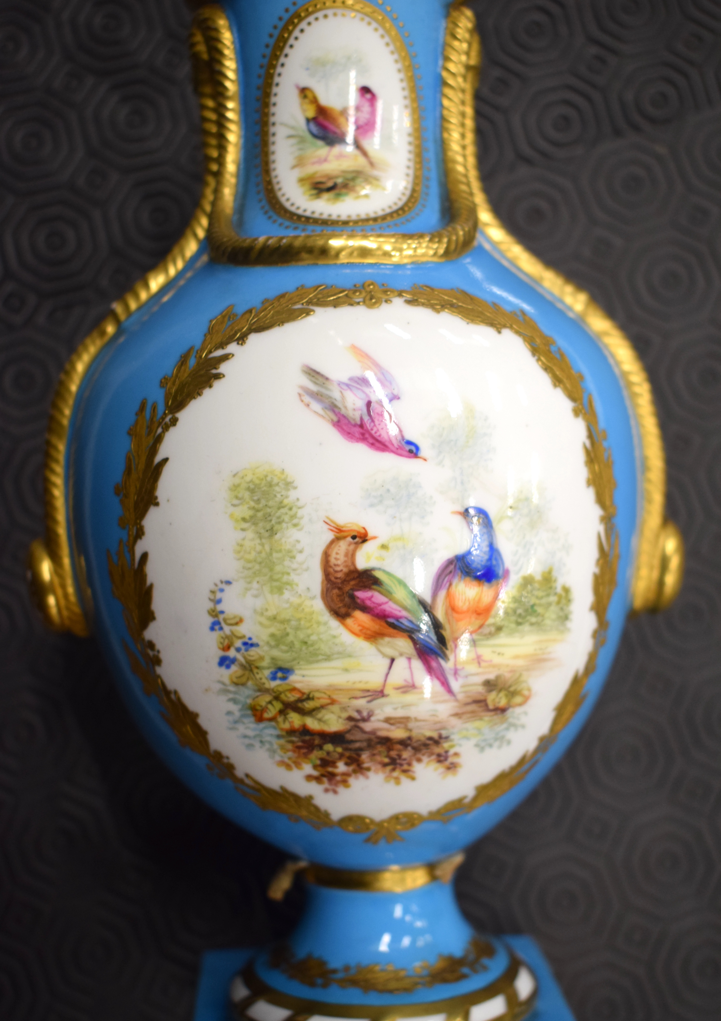 A GOOD PAIR OF 19TH CENTURY ENGLISH PORCELAIN SEVRES STYLE VASES AND COVERS Minton or Coalport, pain - Image 29 of 50