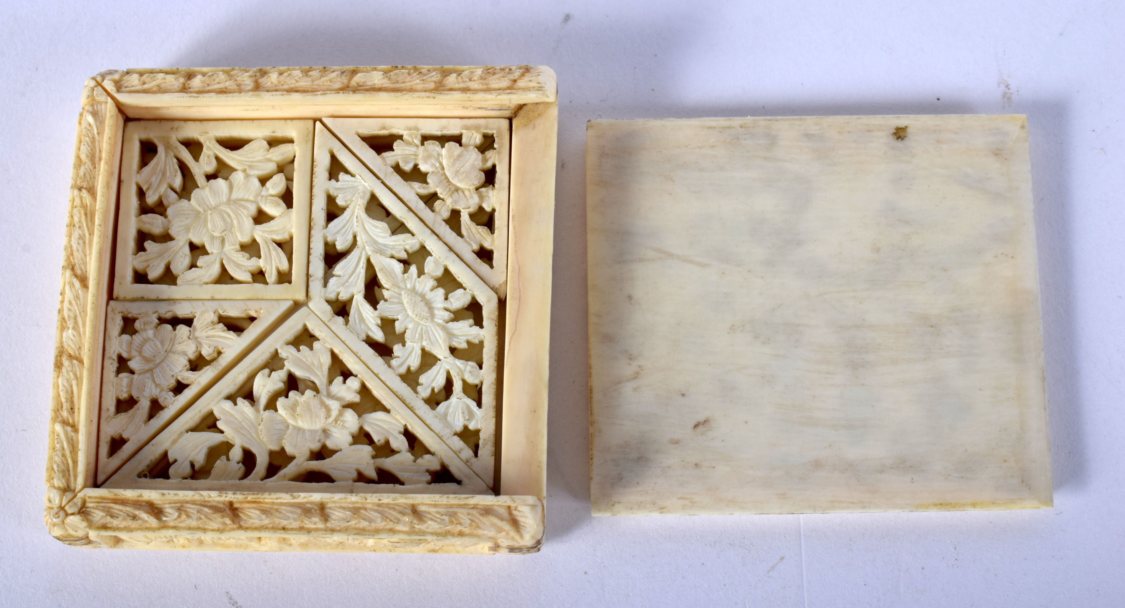 A 19TH CENTURY CHINESE CANTON IVORY BOX AND COVER. 34 grams. 5.5 cm square. - Image 5 of 6