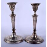 A PAIR OF EDWARDIAN SILVER CANDLESTICKS. London 1902. 825 grams loaded. 22 cm x 12 cm.