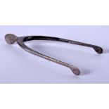 A PAIR OF SILVER WISHBONE TONGS. 11 grams. Birmingham 1937. 9.75 cm x 4.5 cm.