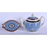 18TH C. FLIGHT BARR WORCESTER TEAPOT COVER AND STAND PAINTED WITH ROYAL LILY PATTERN. 18cm high (2)