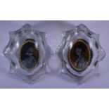 A RARE PAIR OF 18TH CENTURY ENGLISH REVERSE PAINTED GLASS SALTS depicting portraits. 7 cm x 6 cm.