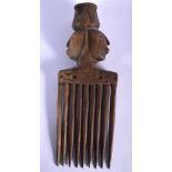 AN UNUSUAL EARLY 20TH CENTURY AFRICAN CARVED WOOD TRIBAL COMB. 18 cm x 6 cm.