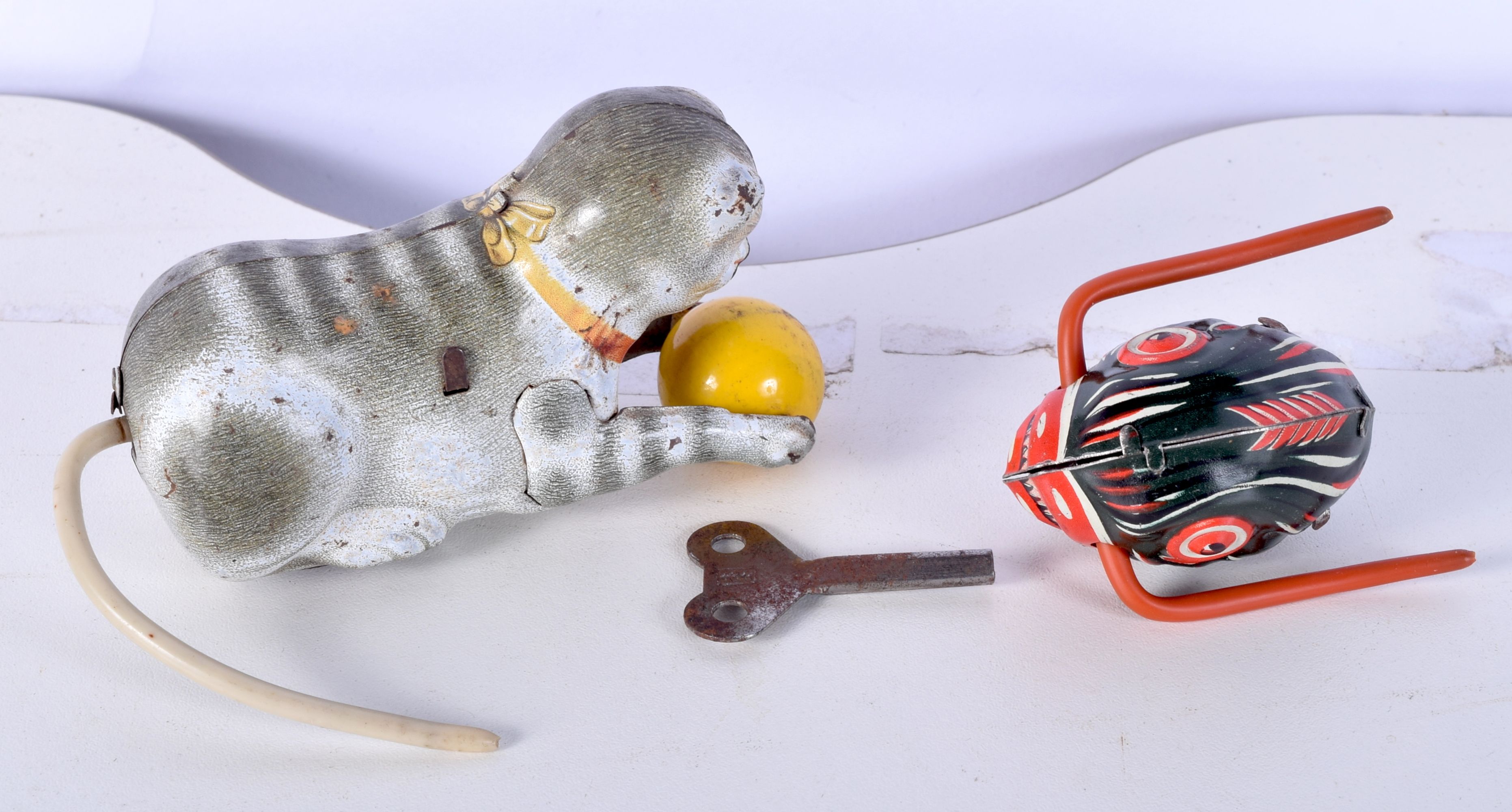 A small vintage wind up tin Piranha together with a wind up cat largest 11cm. - Image 2 of 4